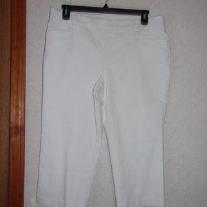 Time & True (Gently Used) White Stretch Capris Size XL  (16-18)